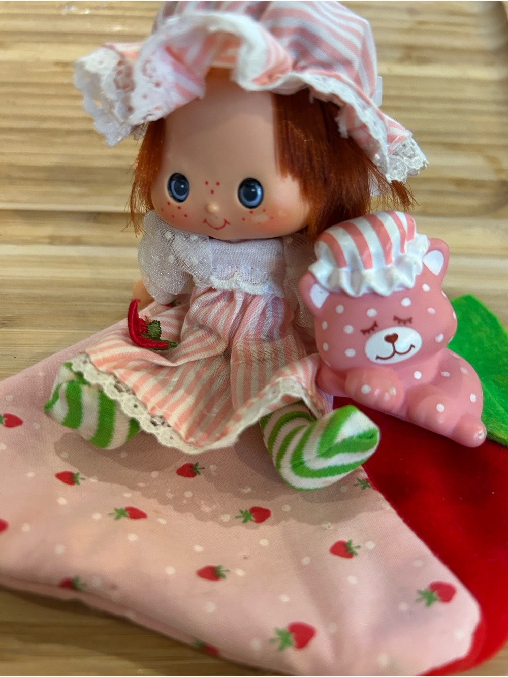Strawberry Shortcake *VINTAGE* sweet sleeper doll with cat and strawberry bag - Picture 3 of 7